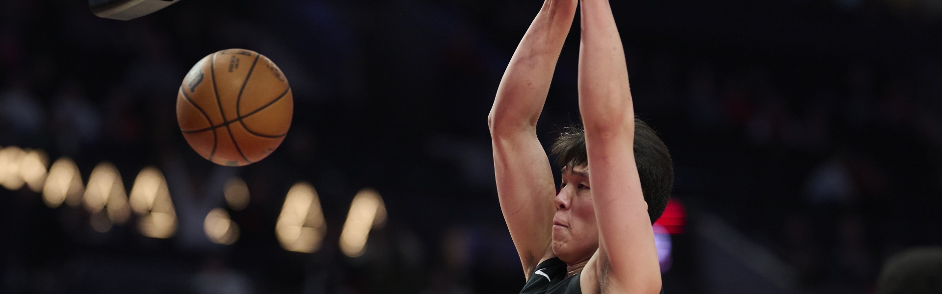 世俱杯买球平台-媒体人：面对跟自己身材差不多的中锋时 杨瀚森欠缺稳定性&amp;强硬度